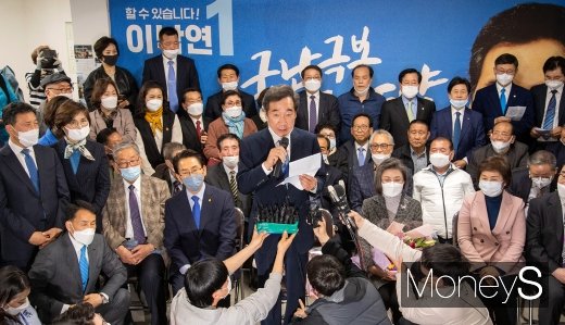 [머니S포토] 지지자 앞 종로 당선 확실 소감 전하는 '이낙연'
