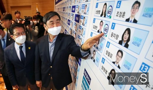 [머니S포토] 비례대표 당선 스티커 붙이는 이종걸