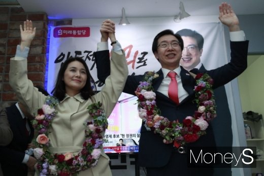 미래통합당 진주을 선거구에서 당선한 강민국 당선인이 부인과 함께 지지자들에게 인사하고 있다. /사진=강민국 캠프