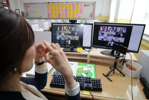 지난 16일 2차 온라인 개학이 시작된 가운데 한 교사가 화면 속 제자들을 향해 손가락으로 하트 모양을 만들고 있다. 이날 오전에도 학습관리시스템(LMS)은 간헐적으로 접속 불가 현상에 빠졌다. /사진=뉴스1