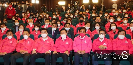 황교안 미래통합당 대표를 비롯한 지도부가 15일 서울 여의도 국회 도서관에 마련된 21대 국회의원선거 개표상황실에서 방송3사 사전 출구조사결과 발표를 지켜보고 있다. /사진=장동규 기자