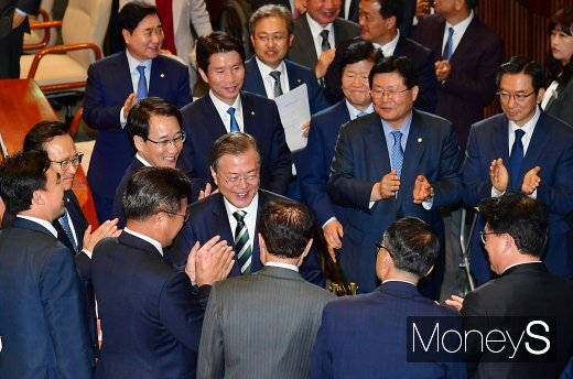 21대 총선 결과로 인해 문재인 대통령의 후반기 임기에 탄력이 붙게 됐다. 사진은 문 대통령이 지난해 10월22일 서울 여의도 국회 본회의장에서 시정연설을 마친 뒤 더불어민주당 소속 의원들로부터 박수를 받는 모습. /사진=국회사진취재단