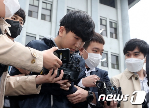 여성 성착취 영상을 제작·배포한 텔레그램 ‘박사방’ 운영자 조주빈(25)의 공범으로 알려진 ‘부따’ 강훈(19)의 얼굴이 17일 공개됐다. /사진=뉴스1  