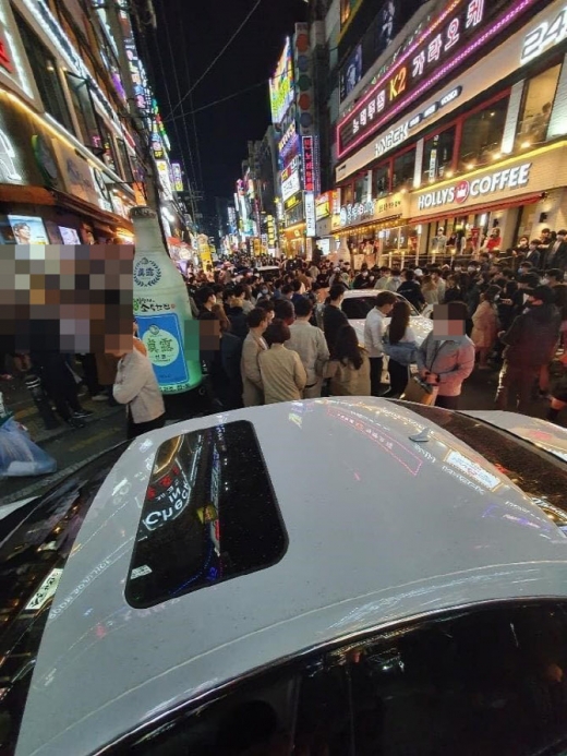 사진은 한 남성이 벤틀리를 걷어찼던 당시 상황이다. /사진=온라인 커뮤니티 캡처   