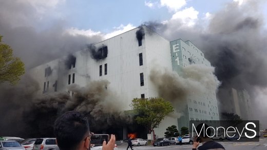 21일 오전 10시35분쯤 경기 군포시 군포물류센터에서 화재가 발생했다. /사진=독자 제공
