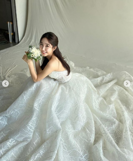 방송인 최희가 인스타그램을 통해 웨딩촬영 비하인드컷을 공개했다. /사진=최희 인스타그램 캡처