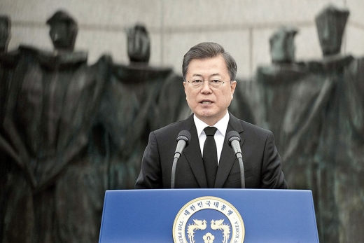 문재인 대통령이 국립 4·19 민주묘지에서 “정부는 노사합의를 통해 고용을 유지하는 기업을 우선적으로 지원할 것이다”라며 고용유지 기업 우선 지원 원칙을 밝혔다. /사진=청와대
