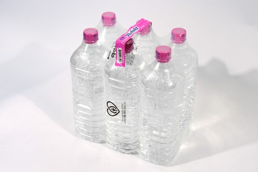 페트병 몸체에 라벨을 없앤 ‘아이시스8.0 ECO’. /사진=롯데칠성음료