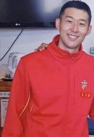 지난 20일 해병대 9여단에 입소해 기초군사훈련을 받고있는 ‘139번 훈련병’ 손흥민의 사진이 공개됐다. /사진=온라인커뮤니티 에펨코리아 캡처