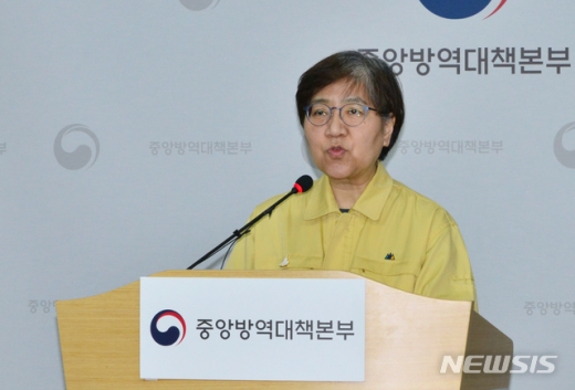 정은경 질병관리본부장이 서울 구로구 콜센터에서 발생한 신종 코로나바이러스 감염증(코로나19) 집단감염 분석 논문을 해외 학술지에 게재했다. /사진=뉴시스(중앙방역대책본부 제공)