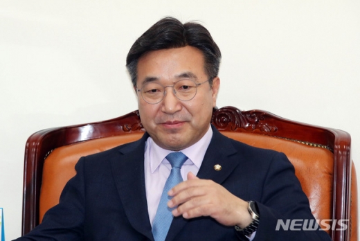 윤호중 더불어민주당 사무총장이 27일 SNS에 "이번 원내대표 경선에 나서지 않겠다"는 글을 올렸다가 돌연 삭제했다. /사진=뉴시스