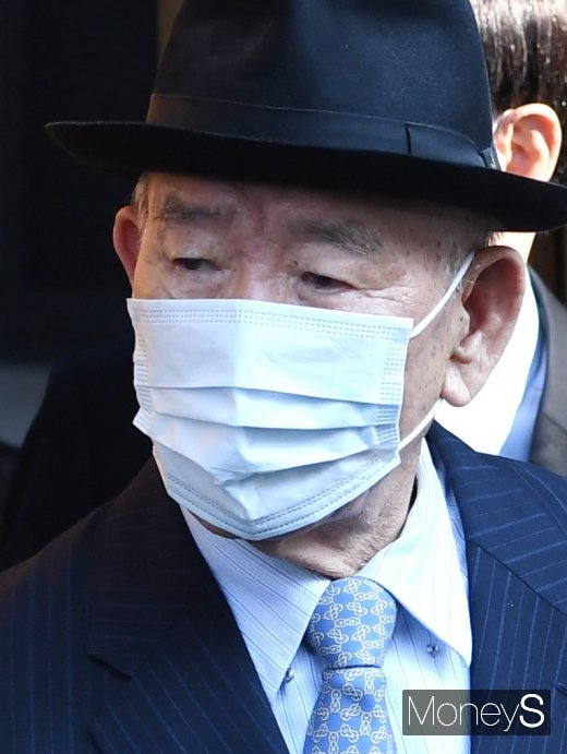[머니S포토] 전두환 전 대통령, 중절모에 마스크 쓰고 광주로