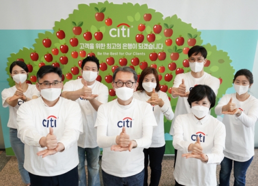 박진회(앞줄 가운데) 한국씨티은행장이 27일 새로 이전한 서울 종로구 새문안로 씨티뱅크센터에서 진창근(왼쪽) 한국씨티은행지부위원장, 유명순(오른쪽) 기업금융그룹장 등 임직원들과 함께 로비에 설치된 사과나무 모양의 희망나무 앞에서 엄지손가락을 들어보이고 있다. 한국씨티은행은 본점 이전에 맞춰 자발적으로 모은 코로나19 관련 성금 3억여원을 구호단체에 전달할 예정이다. /사진제공=한국씨티은행