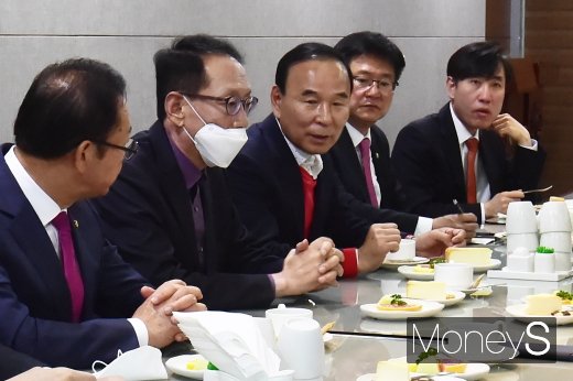미래통합당에서 ‘김종인 비상대책위원회 체제’를 놓고 내홍이 계속되고 있다. 박덕흠 의원(왼쪽 세번째) 등 21대 총선에서 당선된 통합당 3선 의원들이 27일 서울 여의도 국회 의원회관에서 모임을 진행했다. /사진=임한별 기자