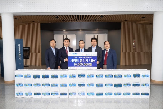 JB금융그룹 전북은행은 전주시자원봉사센터와 전주시 금암동에 위치한 전북은행 본점에서 ‘신종 코로나바이러스 감염증(코로나19) 피해농가 활성화를 위한 사랑의 봄김치 나눔’ 전달식을 실시했다./사진=전북은행