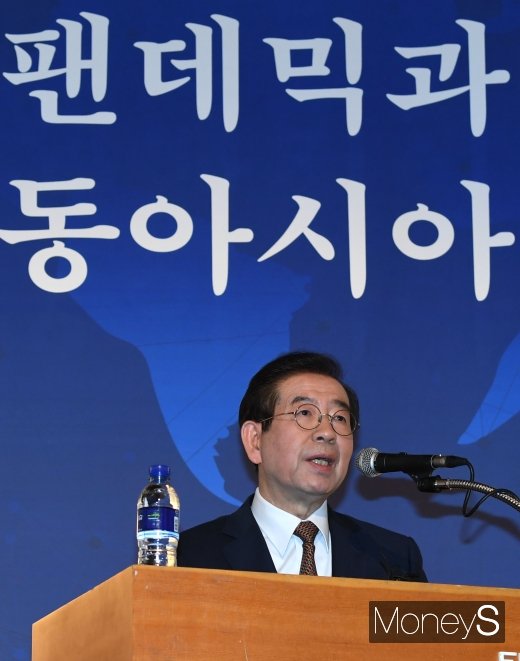 [머니S포토] 박원순 'WEA 콘퍼런스서 포스트 코로나 시대 주제 발표'