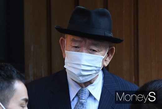 전두환씨가 27일 고 조비오 신부에 대한 사자명예훼손 혐의 관련 재판에 출석하기 서울 서대문구 연희동 자택을 나서고 있다. /사진=장동규 기자