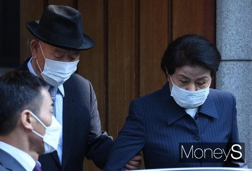 전두환씨(왼쪽)와 부인 이순자씨가 27일 광주에서 열린 재판 출석을 위해 서울 서대문구 자택을 나서고 있다. /사진=장동규 기자