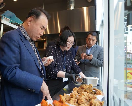 BBQ 윤홍근회장, “신제품, 패밀리 매출 증대 크게 기여”