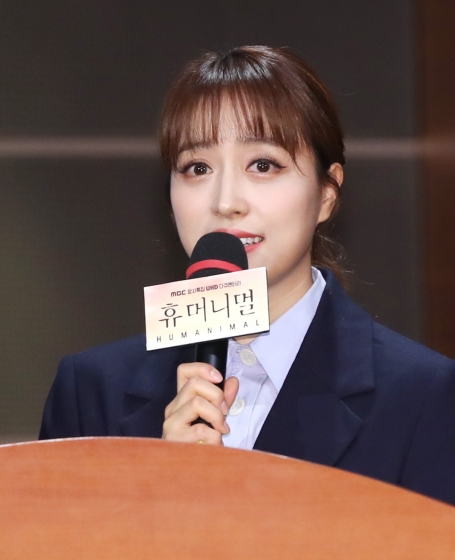 임현주 아나운서가 지난 1월 6일 오전 서울 상암동 MBC신사옥에서 열린 MBC 창사 58주년 특집 다큐멘터리 ‘휴머니얼’ 제작발표회에 참석해 진행을 보고 있다. 사진=뉴스1 제공