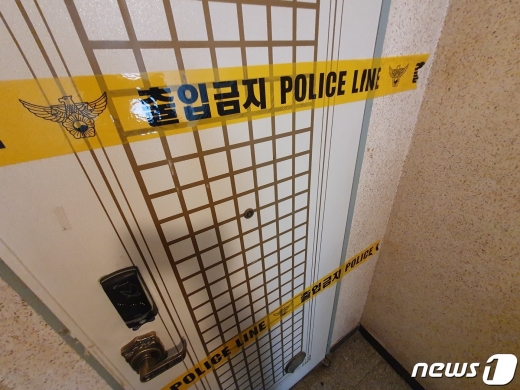 서울 시내 한 빌라에서 살인사건이 발생했다. 경찰은 장롱 속에 비닐로 덮인 시신을 발견하고 유력 용의자로 지목된 A씨를 검거했다. 조사 과정에서 A씨는 혐의를 시인한 것으로 알려졌다. /사진=뉴스1