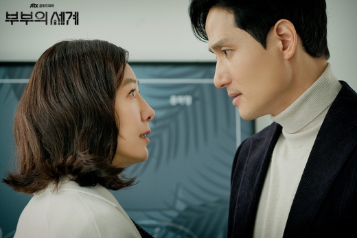 드라마 ‘부부의 세계’ 12회가 충격적인 전개를 이어가면서 원작 결말에 관심이 모아진다. /사진=JTBC ‘부부의 세계’ 홈페이지