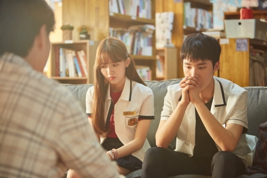 서민희(정다빈 분, 왼쪽)와 오지수(김동희 분). /사진=넷플릭스