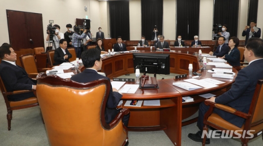 국가정보원이 김정은 북한 국무위원장이 6일 기준 올해 총 17차례 공개활동을 했다고 밝혔다. 사진은 6일 오전 열린 국회 정보위. /사진=뉴시스