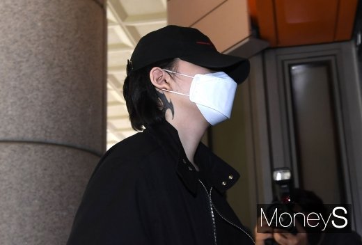 [머니S포토] 노엘 '마스크와 모자로 꽁꽁 숨긴 얼굴'