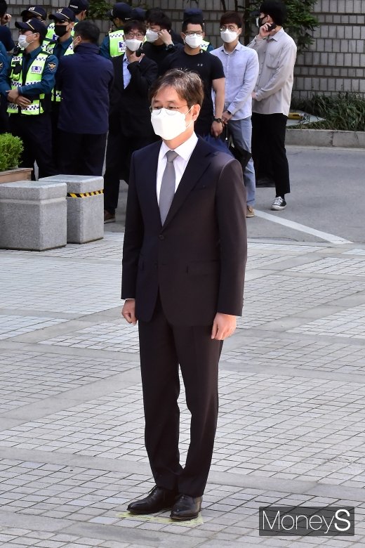 [머니S포토] 포토라인에 선 박형철 전 청와대 비서관