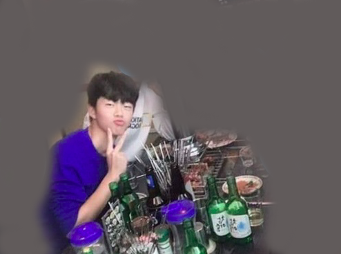 정준원은 한 식당에서 친구들과 식당에서 술병을 앞에 두고 사진을 찍었다. /사진=온라인 커뮤니티 캡처