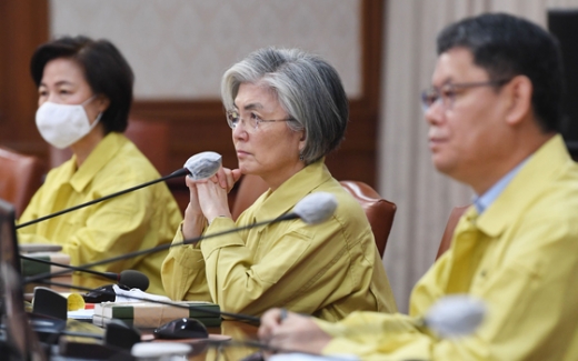 강경화 외교부 장관(가운데)이 지난 11일 미국 등 6개국 외교장관과 화상회의를 가졌다. /사진=뉴스1