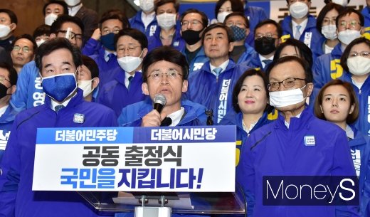 더불어시민당이 12일 최고위원회를 통해 소수정당 몫으로 참여한 용혜인·조정훈 비례대표 당선인을 제명했다. 사진은 지난달 2일 더불어민주당, 더불어시민당 중앙선대위 합동 출정식. /사진=임한별 기자
