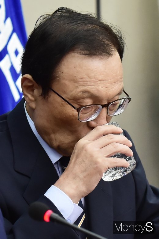 [머니S포토] 목 축이는 이해찬 대표