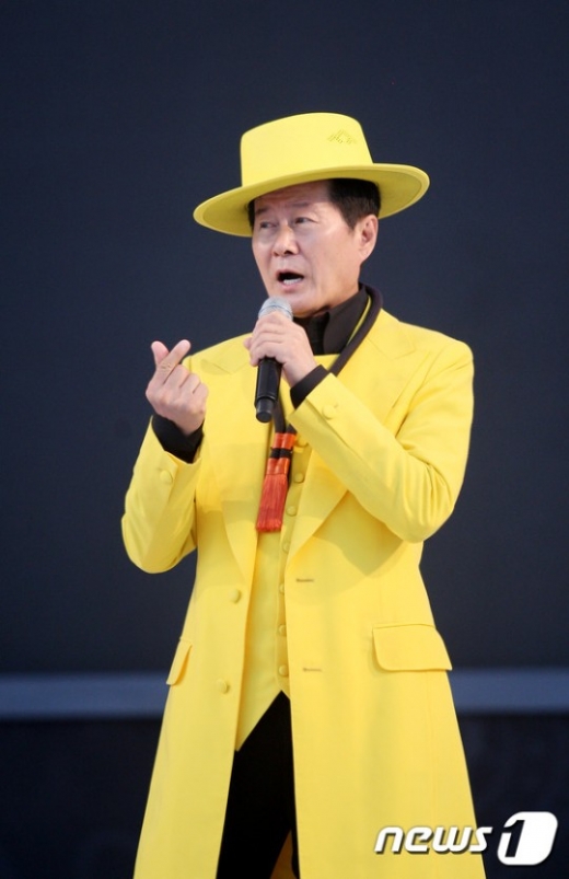 가수 태진아가 경비원 갑질 논란에 대해 일축했다. /사진=뉴스1