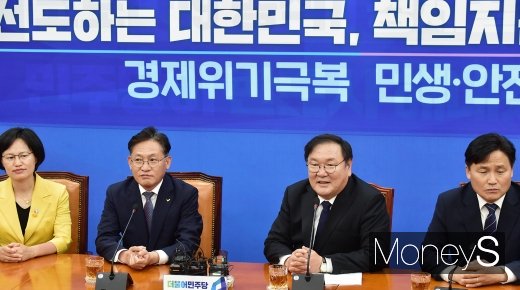 [머니S포토] 민주당 김태년, 정의당 원내대표단 만나 발언