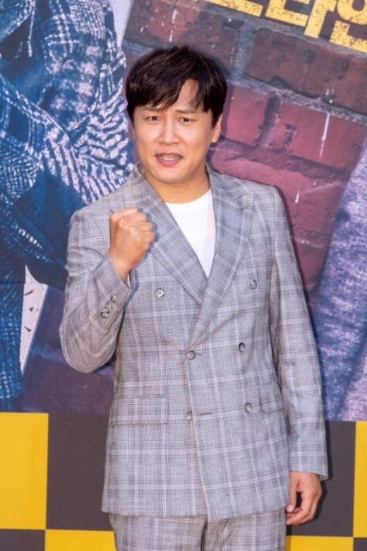 배우 차태현이 12일 오후 온라인 생중계로 진행된 OCN 드라마 '번외수사' 제작발표회에서 포즈를 취하고 있다. /사진=OCN 제공