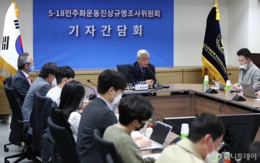 송선태 5·18 민주화운동 진상규명조사위원회 위원장이 12일 오후 서울 중구 위원회 대회의실에서 기자간담회를 열고 조사개시를 선언하고 있다. /사진=머니투데이