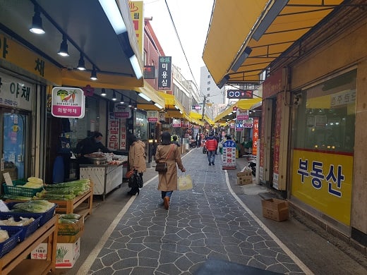 수원역은 1호선과 분당선이 만나는 더블역세권. 하루 승하차 이용객은 약 11만명에 달해 대규모 상권이 형성돼있다. 역 주변으로 집객력이 강한 AK플라자를 시작으로 롯데몰, 롯데백화점, 롯데마트, 롯데시네마, CGV, 노보텔 수원점 등이 있고 KCC몰이 오픈할 예정이다. /사진제공=상가의신