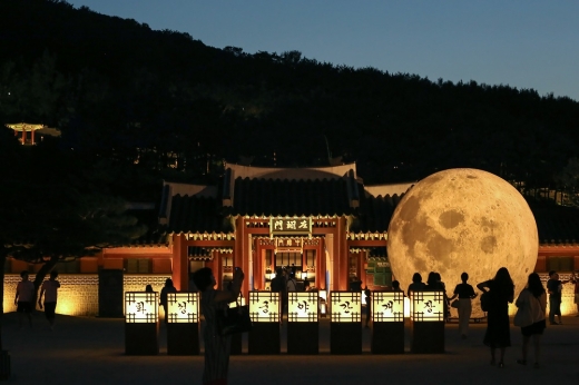 수원문화재단은 코로나19로 지친 일상에 감성 힐링을 선사할 화성행궁 야간개장을 오는 20일부터 시작한다. / 사진제공=수원문화재단