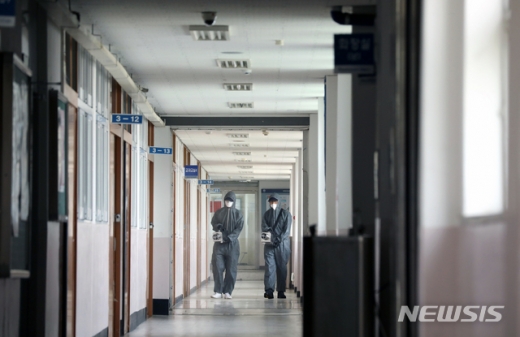 등교 개학을 앞두고 학교 방역이 이뤄지고 있다.©뉴시스