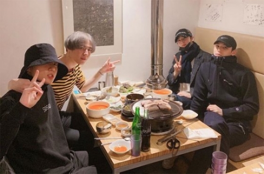 사회적 거리두기 기간에 이태원 인근을 방문해 논란이 인 방탄소년단 정국, 아스트로 차은우, NCT 재현, 세븐틴 민규가 97모임 멤버인 것으로 전해졌다. 사진은 97모임 멤버 중 정국, 유겸, 차은우, 민규. /사진=민규 인스타그램 캡처  