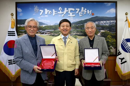 /사진제공=김해시. 왼쪽부터 김판조 전 사무국장, 허성곤 김해시장, 김효구 전 참봉