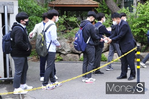 조희연 서울교육감은 20일 고3 등교수업과 관련해 "학업과 방역이라는 두 마리 토끼를 함께 쫓아야 하는 긴장된 국면으로 들어섰다"며 "기도하는 긴장된 마음으로 등교하는 학생을 맞았다"고 말했다. 사진은 서울 경복고 등교 현장. /사진=장동규 기자   