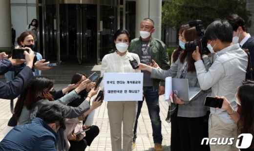 구조한 동물을 무분별하게 안락사한 혐의를 받는 박소연 전 케어 대표가 21일 오전 서울 서초구 서울중앙지방법원에서 열린 절도 등 공판을 마치고 기자회견을 하고 있다. /사진=뉴스1