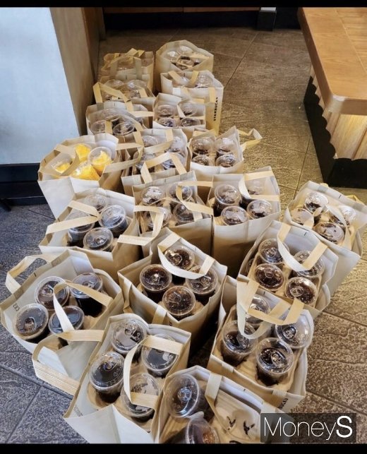 스타벅스 여의도 지점에서 한 주문자가 대량 구매한 커피들./사진=독자 제공
