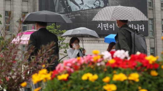 서울 시청광장 앞에서 시민들이 우산을 쓰고 발걸음을 옮기고 있다./사진=머니투데이DB