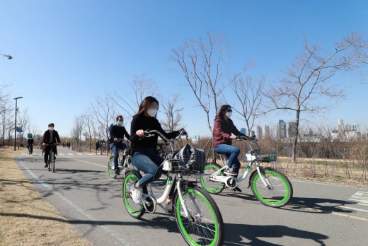 서울 한강시민공원 여의도지구를 찾은 시민들이 구름 한 점 없는 파란하늘 아래서 자전거를 타며 오후 한때를 즐기고 있다./사진=머니투데이DB