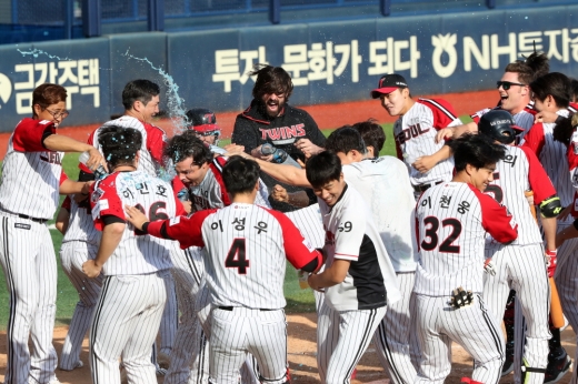 24일 오후 서울 송파구 잠실야구장에서 열린 '2020 프로야구 신한은행 SOL KBO리그' kt위즈와 LG트윈스의 경기에서 9회말 LG 공격 원아웃 주자 만루 상황 라모스가 역전 끝내기 만루홈런을 치고 동료들과 기뻐하고 있다. / 사진=뉴스1 이승배 기자