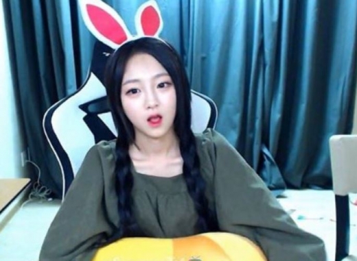 BJ 철구가 아프리카TV 방송으로 복귀하면서 그의 아내인 BJ 외질혜에게도 시선이 모인다. /사진=아프리카TV 캡처  